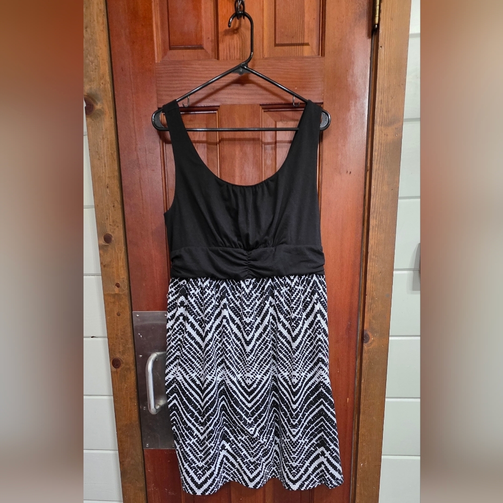 Faded Glory Black & White Sleeveless Chevron Dress